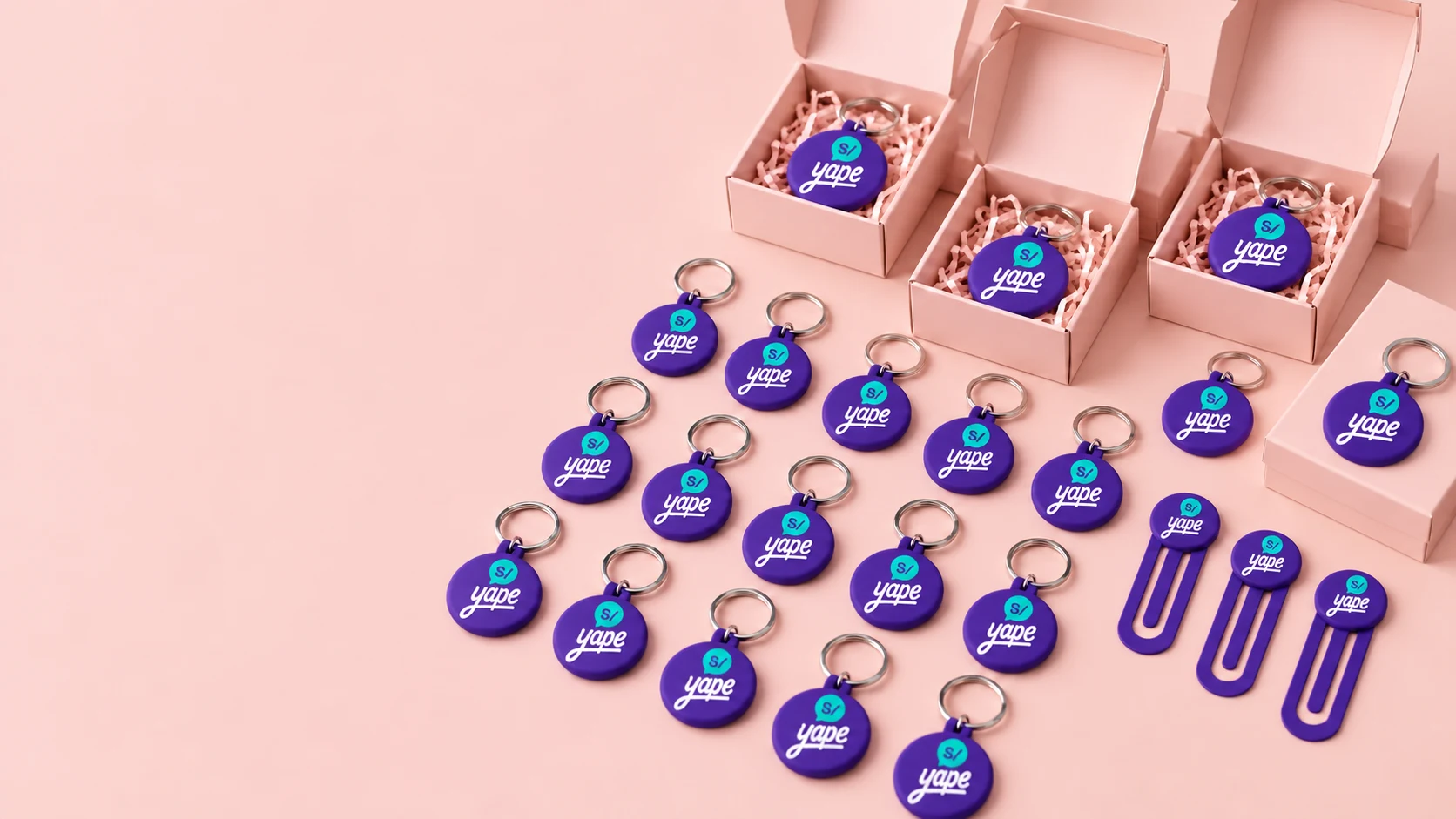 Un lote de llaveros y separadores morados personalizados con Yape como ejemplo de logo